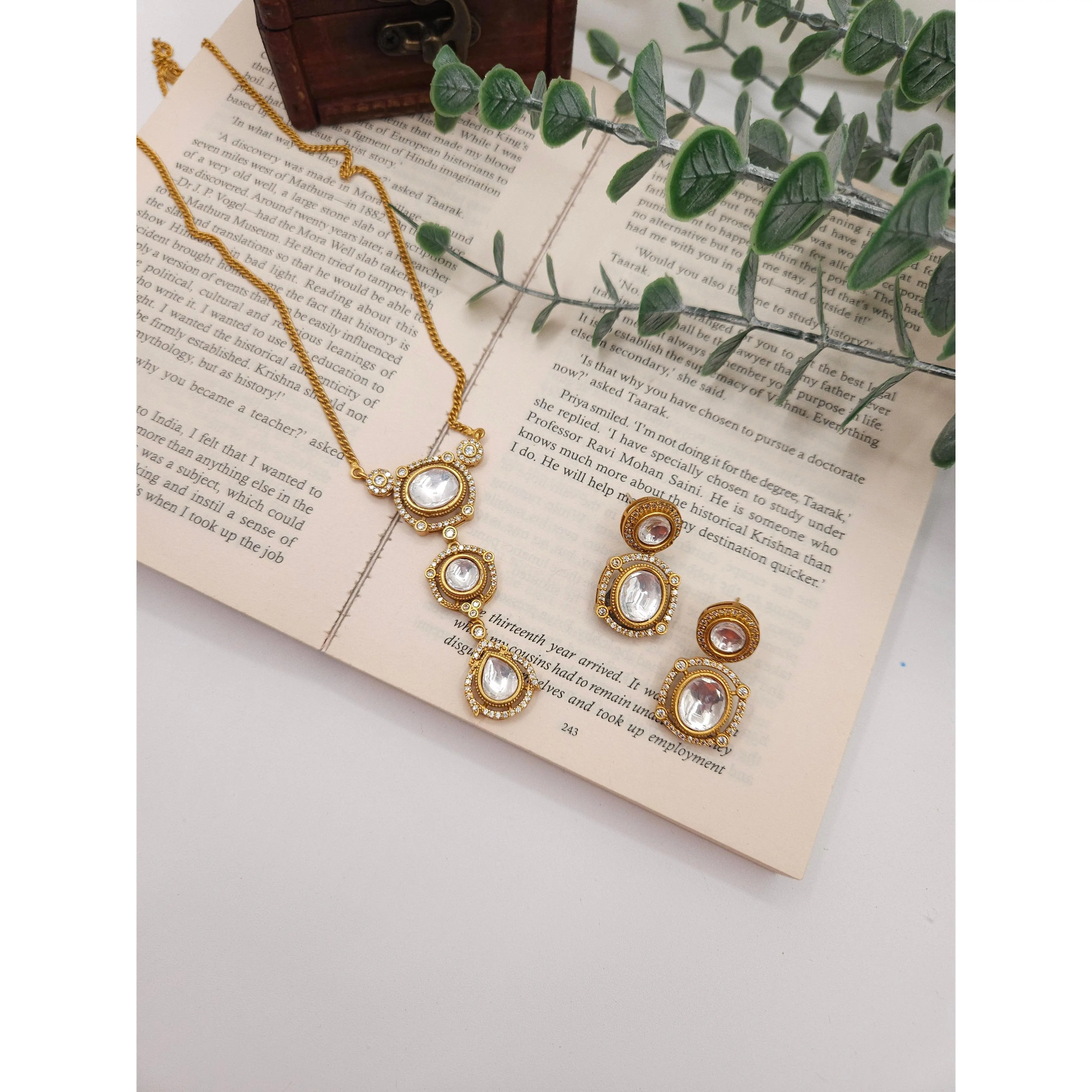 Aarvi uncut polki necklace set