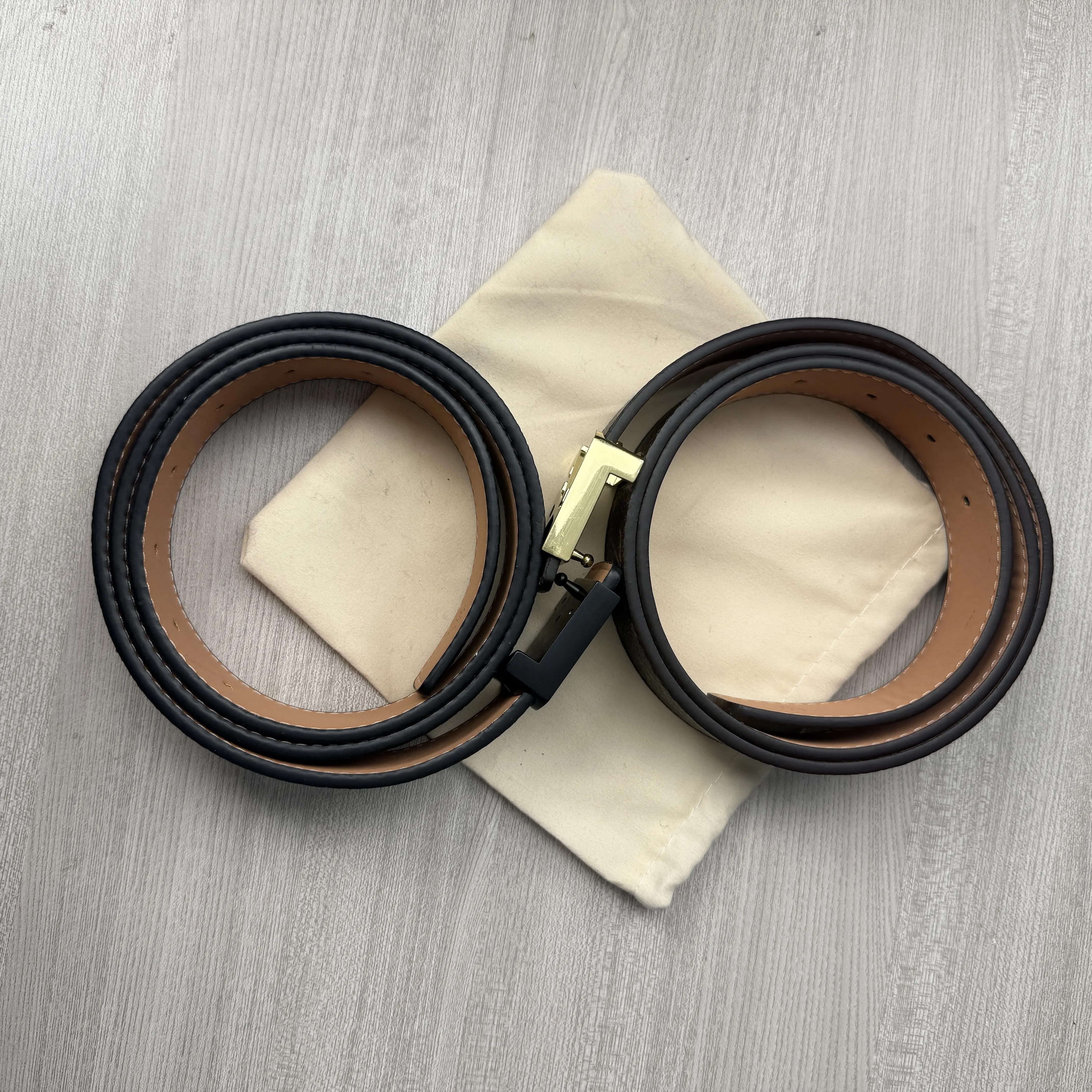 Brown-black men's and women's universal classic fashion belt. Retro printed accessories come with a beautiful gift box.