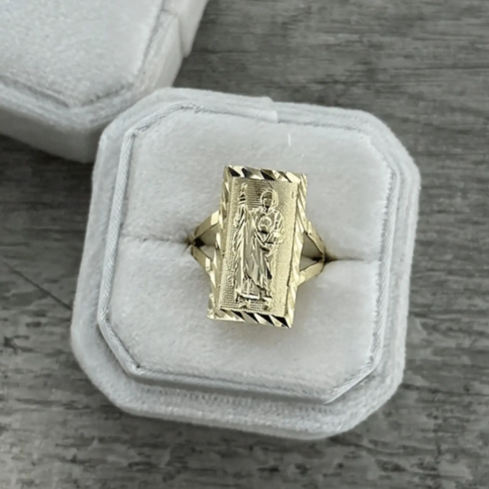 Square ring engraved with the image of the Virgin Mary, suitable for both men and women – Gold-plated ring, an ideal jewelry gift for birthdays, anniversaries, and special occasions. Box not included.