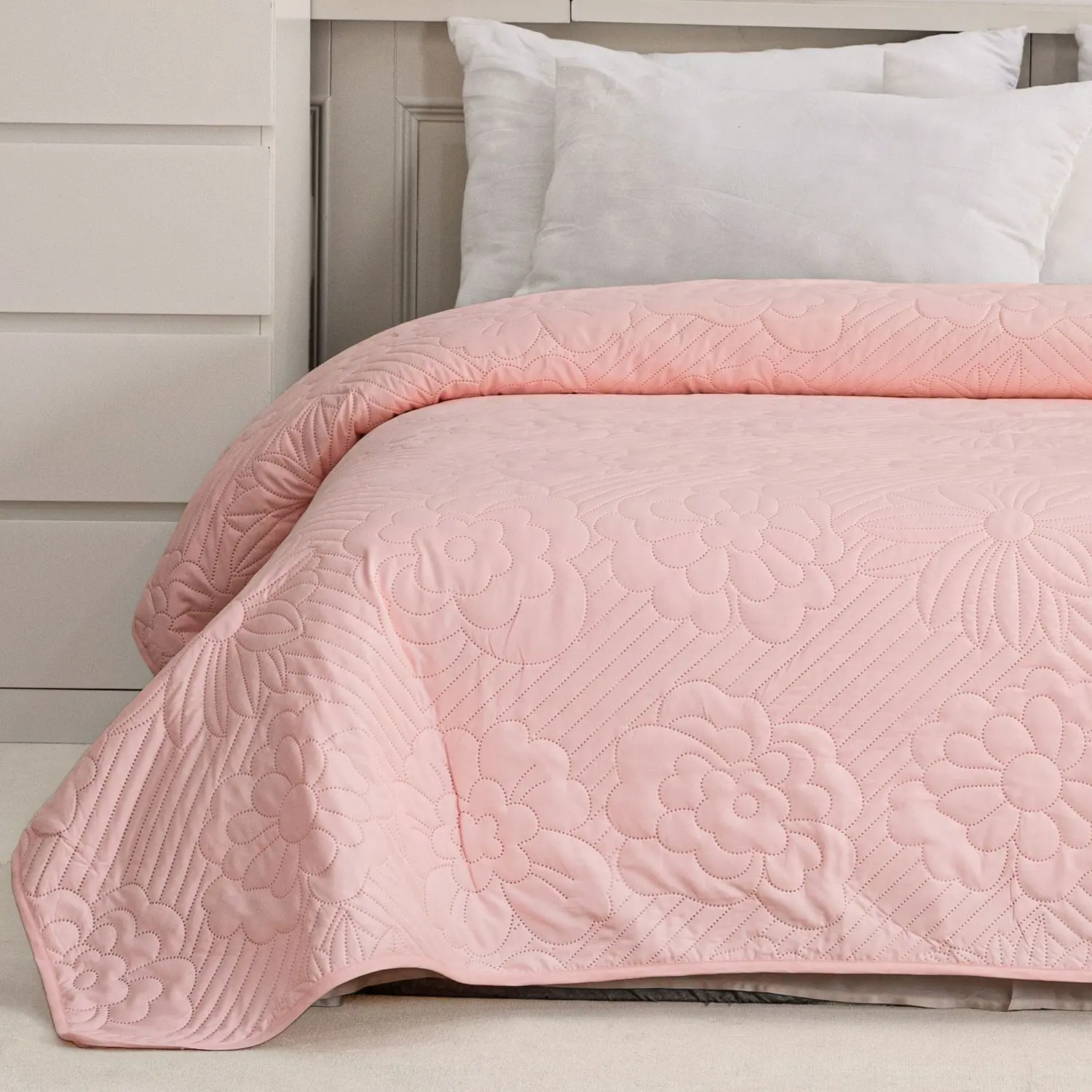 1pcs Gray, white, and pink large-flowered quilt; lightweight summer quilt; soft and breathable air-conditioning quilt; summer cooling quilt suitable for home or office use; Floral Print Quilt, Floral Coverlet Bedding, Lightweight Quilts