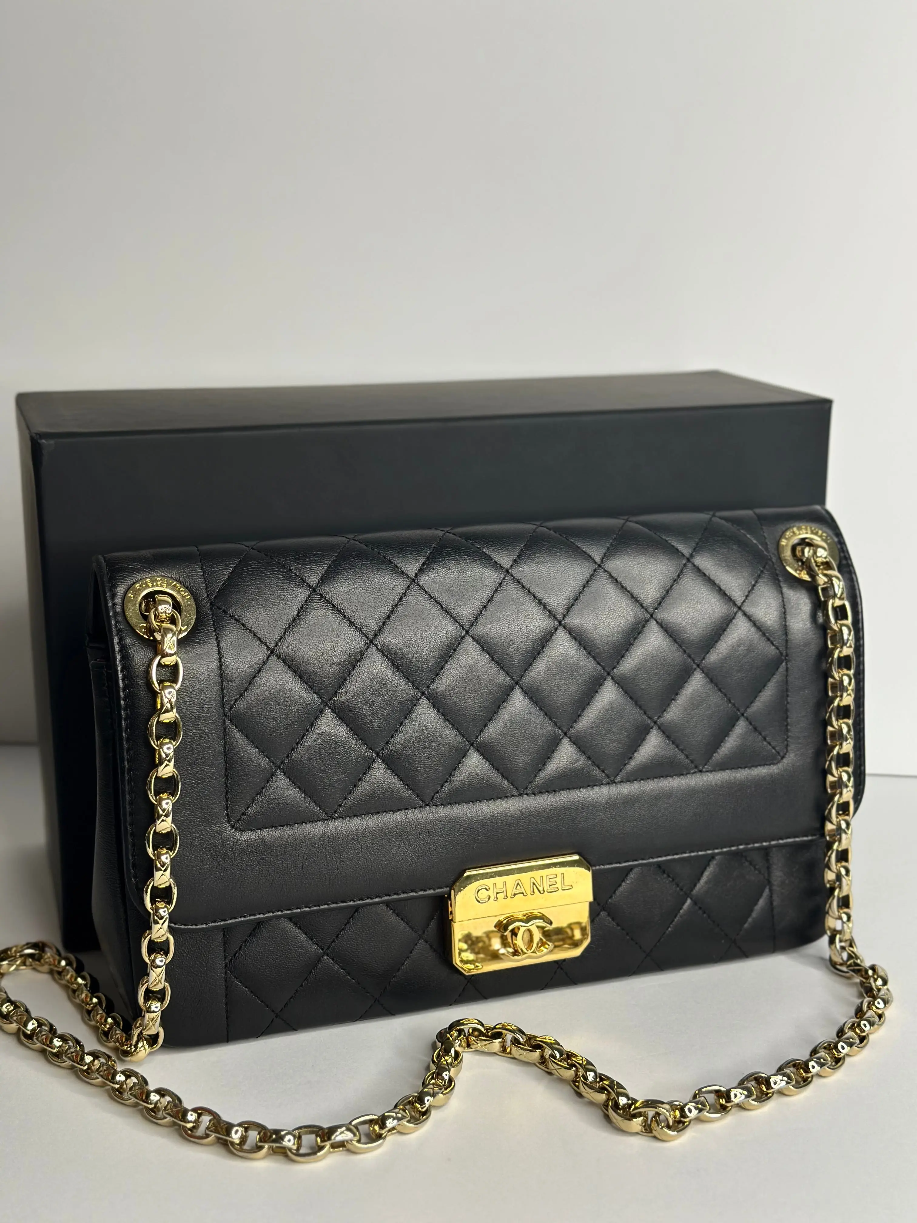 Pre-owned CHANEL lambskin Crossbody Bags Quilted Chic With Me Flap Black