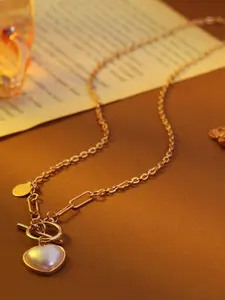 1 piece Gold-tone Stainless Steel Round Pendant Necklace with White Heart - Modern, minimalist jewelry perfect for everyday wear and parties; a durable and stylish accessory; heart-shaped necklace; a unique piece with an elegant look