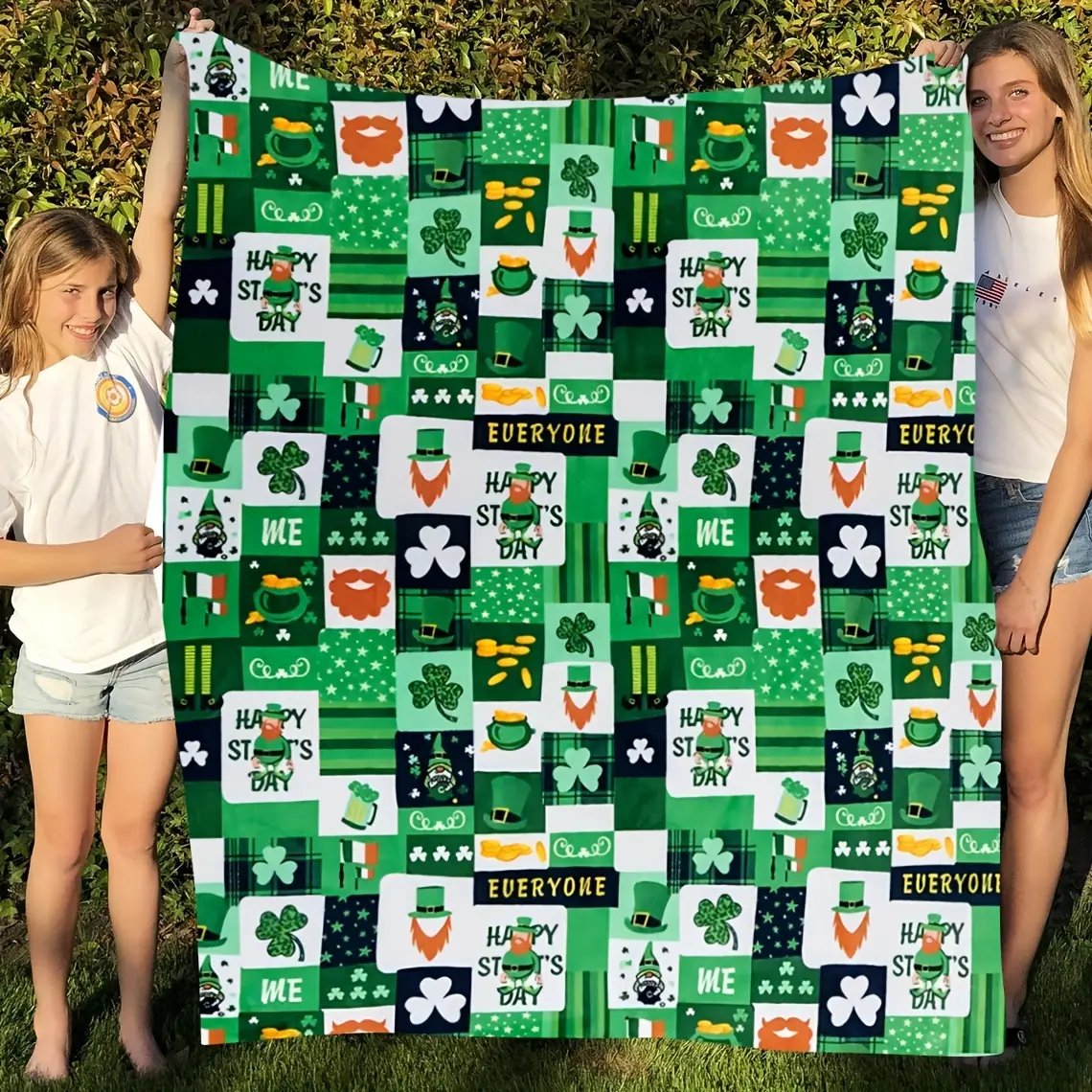 1 Piece St. Patrick's Day Blanket - Irish Shamrock, Beer Mug and Lucky Four-Leaf Clover Pattern, Green, Gold, White - Super Soft Flannel Throw Blanket, Suitable for Sofa, Bed, Camping, Office - All-Season Cozy Gift, Irish Theme Party, Housewarming