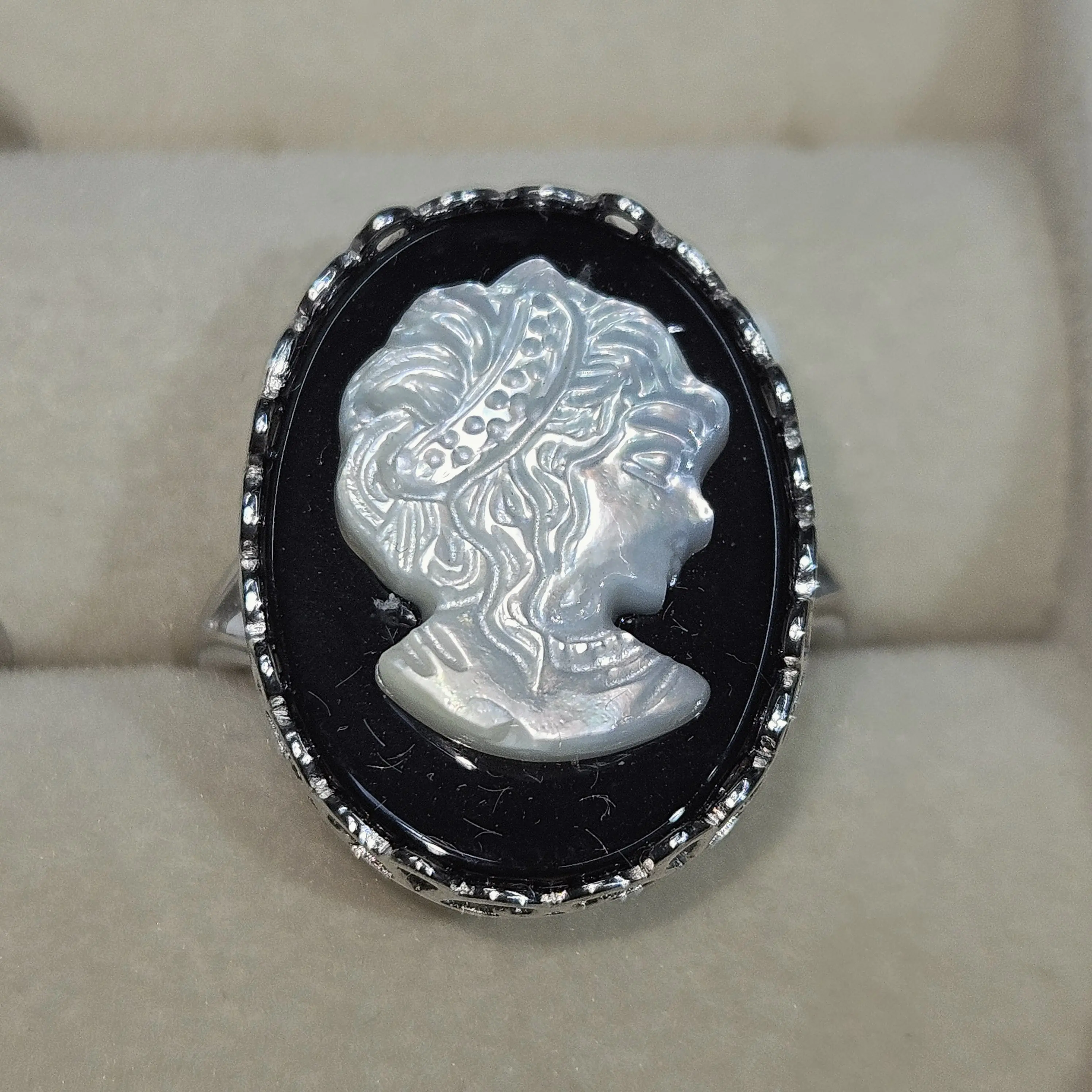 Jody(11477)gc.Vintage natural mother-of-pearl cameo adjustable sterling silver ring.