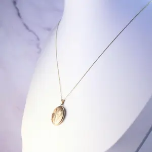 14K Solid Gold Floral Locket Necklace – Vintage Style Keepsake Pendant