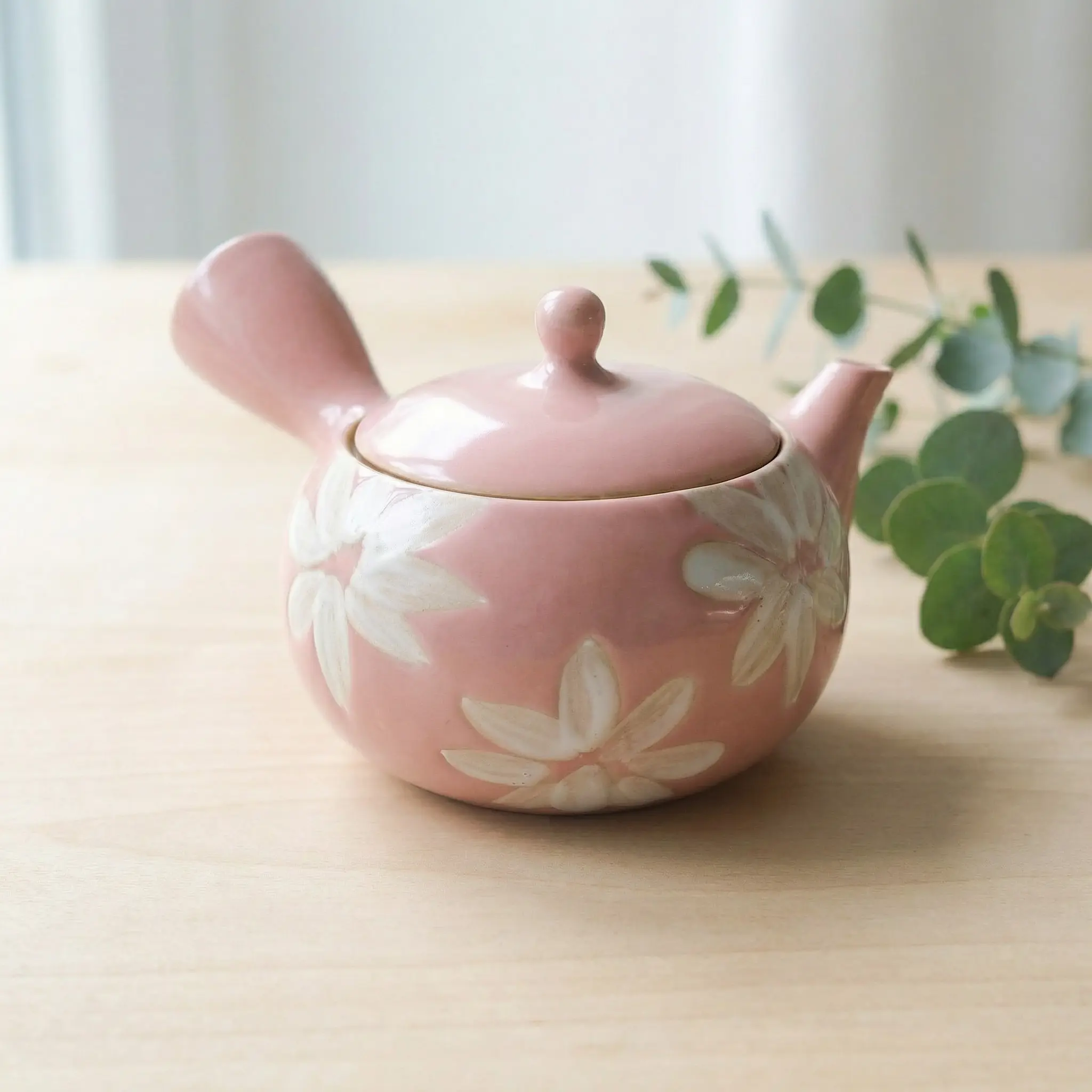 Handmade Pink Kyusu with White Flowers Design: Ceramic Pink Tea Teaware (16 fl oz/480ml) Tokaname Teapot
