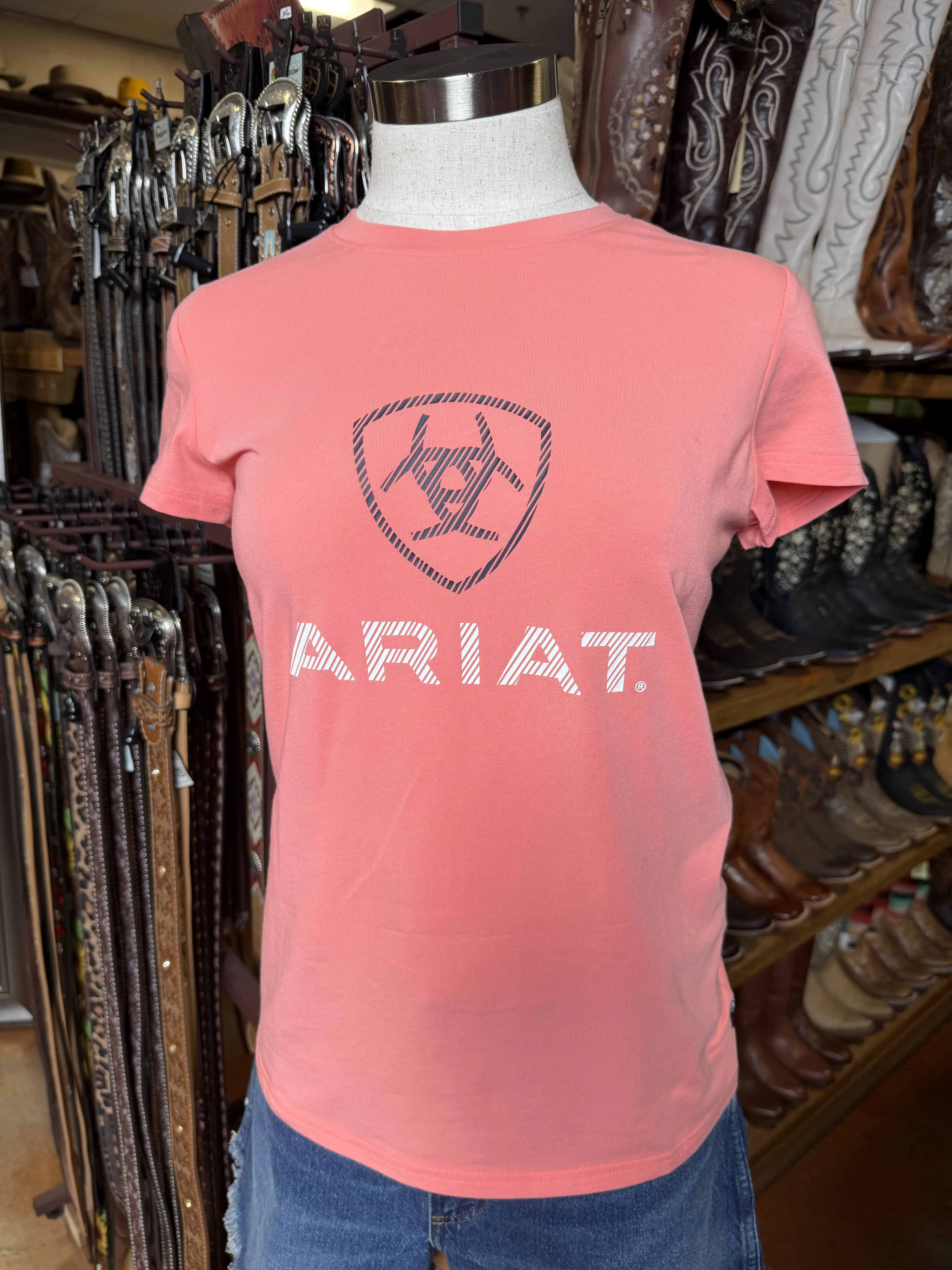 ARIAT – WOMEN’S HD Logo T-Shirt - PINK ARIAT – WOMEN’S HD Logo T-Shirt - PINK