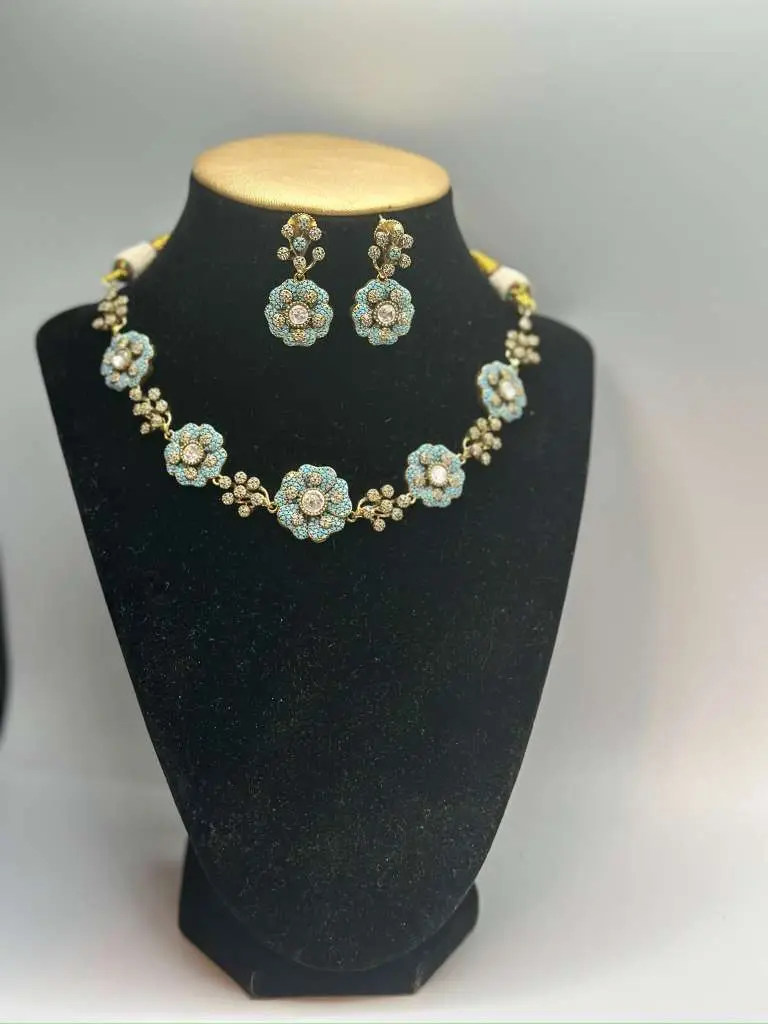 madow garden choker neckless