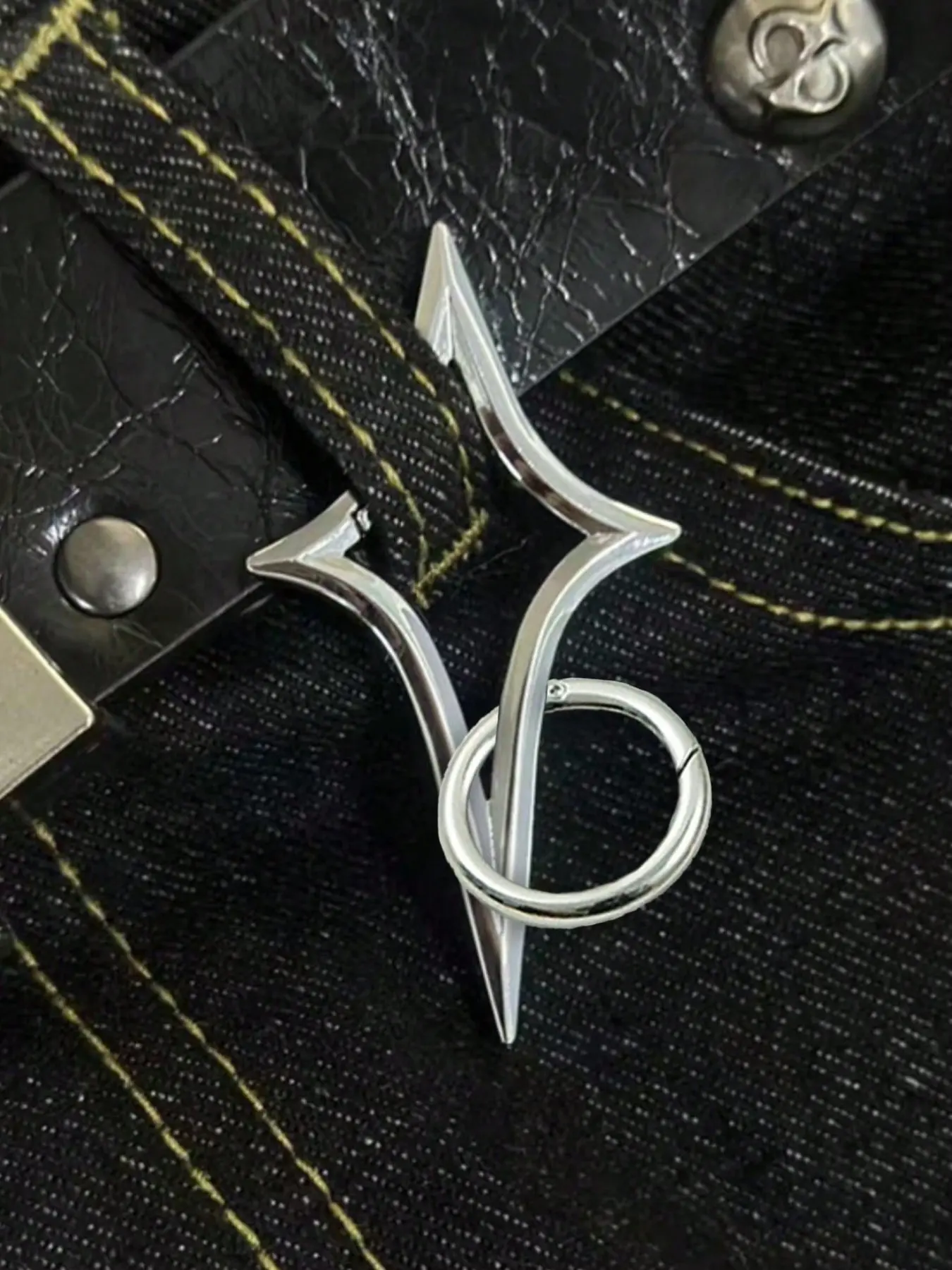 Silver Star Carabiner Keychain — Y2K Punk Metal Bag Charm; High-quality silver star carabiner keyring with a secure spring gate, polished surface, lightweight and durable alloy material; multi-functional bag accessory for backpack decoration