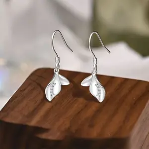 Elegant leaf-shaped earrings, feminine charm jewelry, fashionable ear hooks, suitable for daily wear, Valentine's Day gift for girlfriend