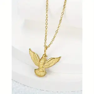 1pc Creative Golden Bird Shaped Pendant Necklace, Finely Carved with Clear Feather Texture, Suitable for Trendy, Outdoor and Other Styles, Conveying Spiritual Meanings Such As Freedom and Courage