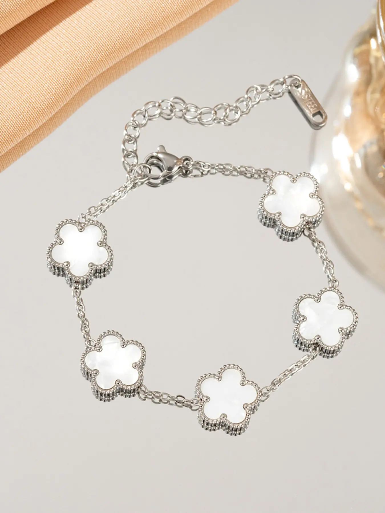 Fashion Stainless Steel Flower Five-Leaf Lucky Bracelet, Bracelets Jewelry, Fashionable Bracelet Style, Silver Color Gradient Design, Perfect for Women's Party Wear