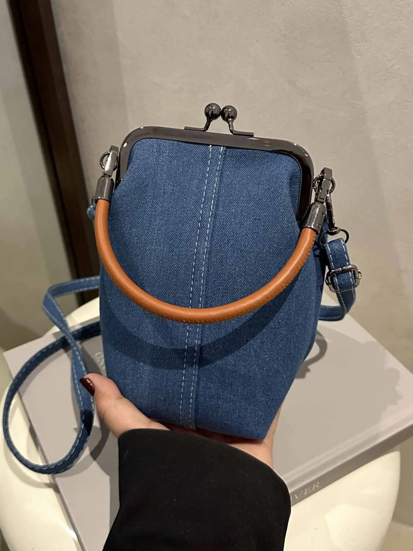Minimalist single shoulder handbag, vintage clasp with a color combination, daily street versatile single shoulder bag, suitable for daily commuting, shopping and dating, Denim Shoulder Purse, Crossbody Messenger Bag, Casual crossbody bag