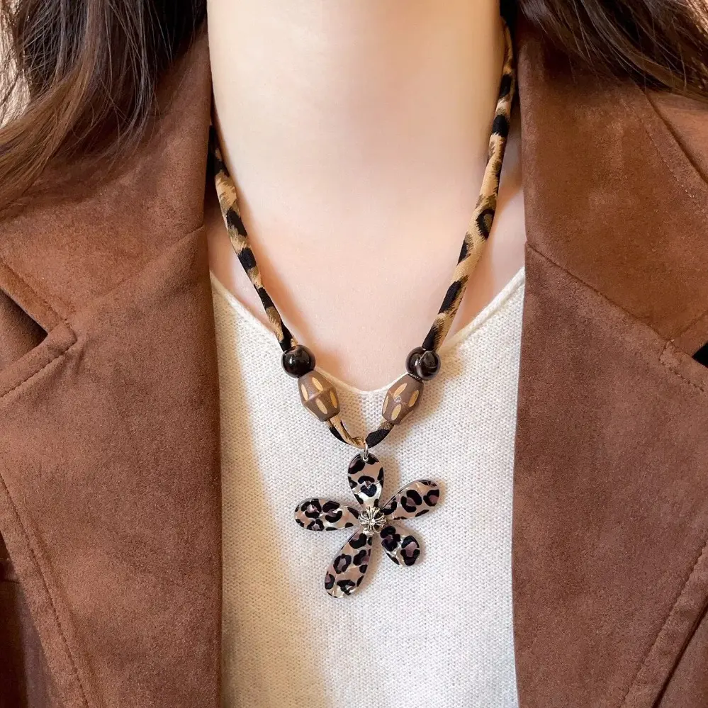 Women's Retro Animal Print Silk Scarf Necklace - Maillard Style Versatile Sweater Chain, Sporty Chic Fashionable Jewelry Accessories for Daily Wear, Sports & Outdoor Protective Gear