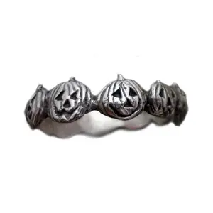 The Halloween pumpkin head ring is a retro and fashionable trend, suitable for gifting, personal daily wear, street commuting, gatherings, celebrations, parties and festivals