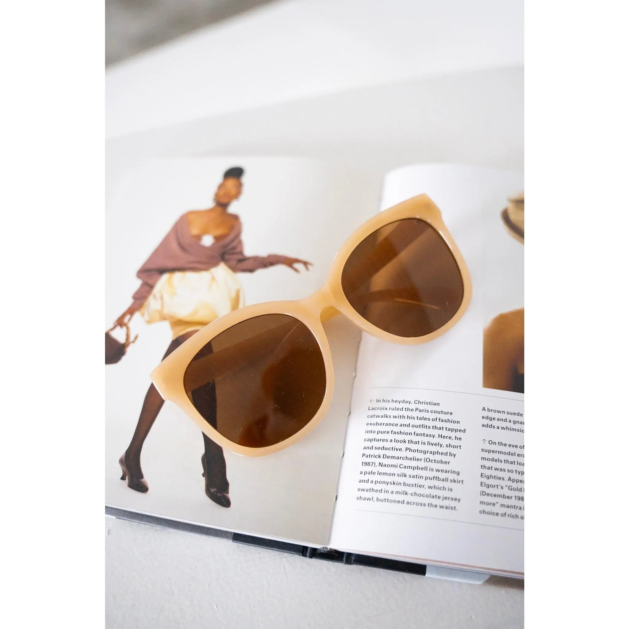 Oversized Beige Sunglasses for Women, Chic Square Frame, Stylish Lightweight Glasses with 100% UV Protection for Casual Wear, Stylish Glasses, Flattering Shape, Slightly Oversized