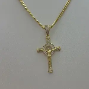 Cadena Cubana 50 cm with Golden Crucifix Pendant for Men and Women Versatile Everyday Wear or Special Occasions