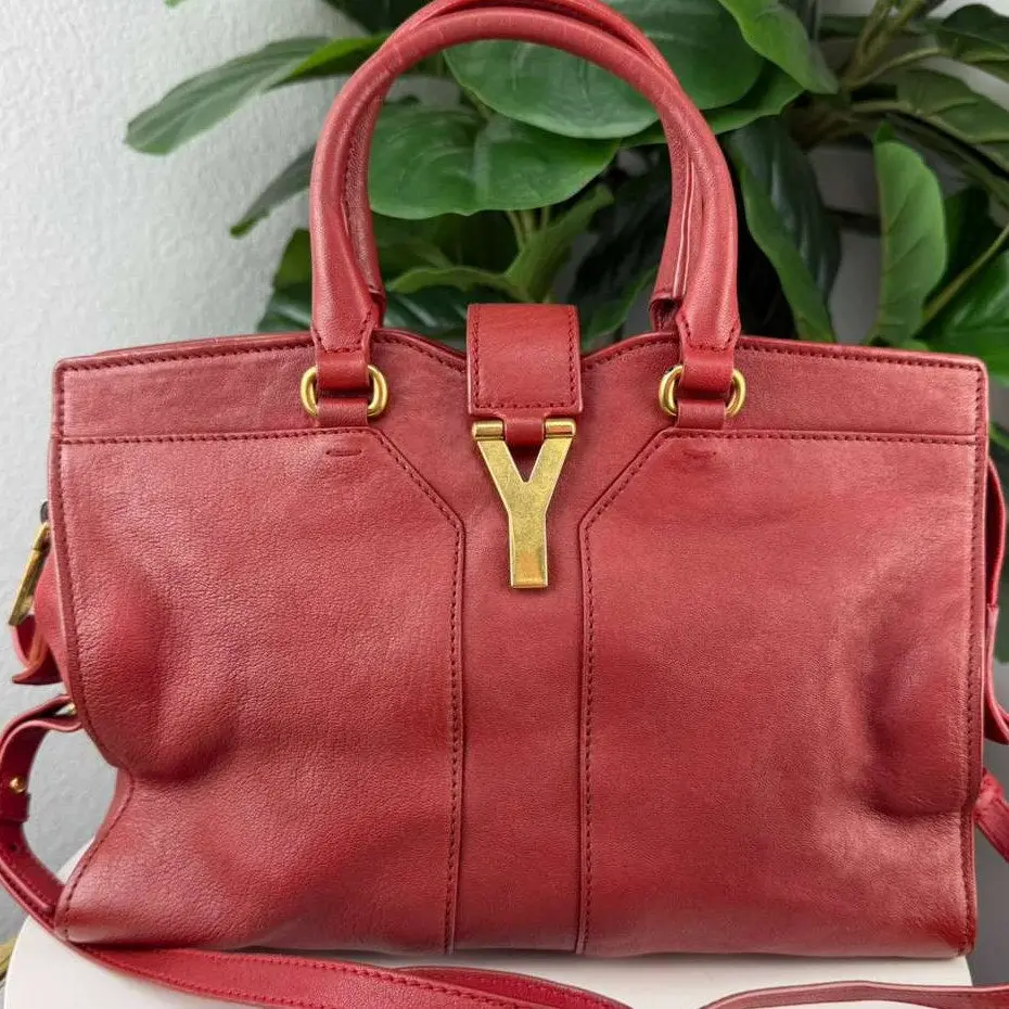Pre-owned leather Tote Bags Authentic Saint Laurent Cabas Chyc Medium Red Tote Bag Stylish, Iconic Piece for Women, Good Quality Tote Bags