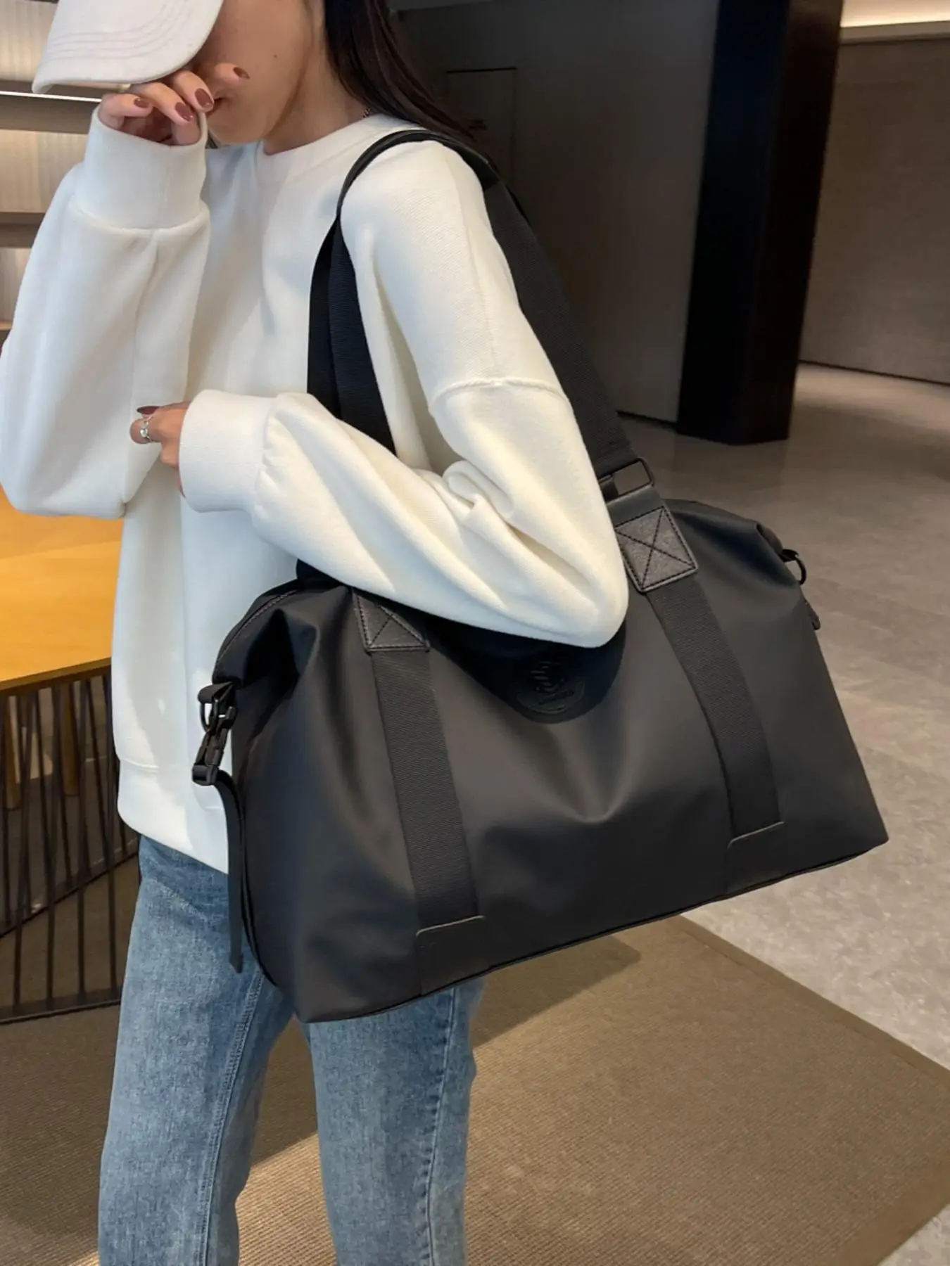 Unisex Minimalist Casual Large Capacity Travel Bag, Lightweight Travel Bag with Adjustable for Travel & Gym Exercise