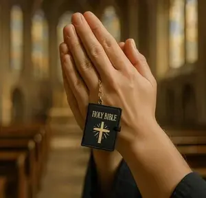 1pc Mini Bible Keychain Set, Mini Bible Keychain Set - Inspired By Christian Gifts, Suitable For Office And Daily Use, Non Reading Paper Cover, Suitable For Handbag Pendants, Best Choice For Gifts!