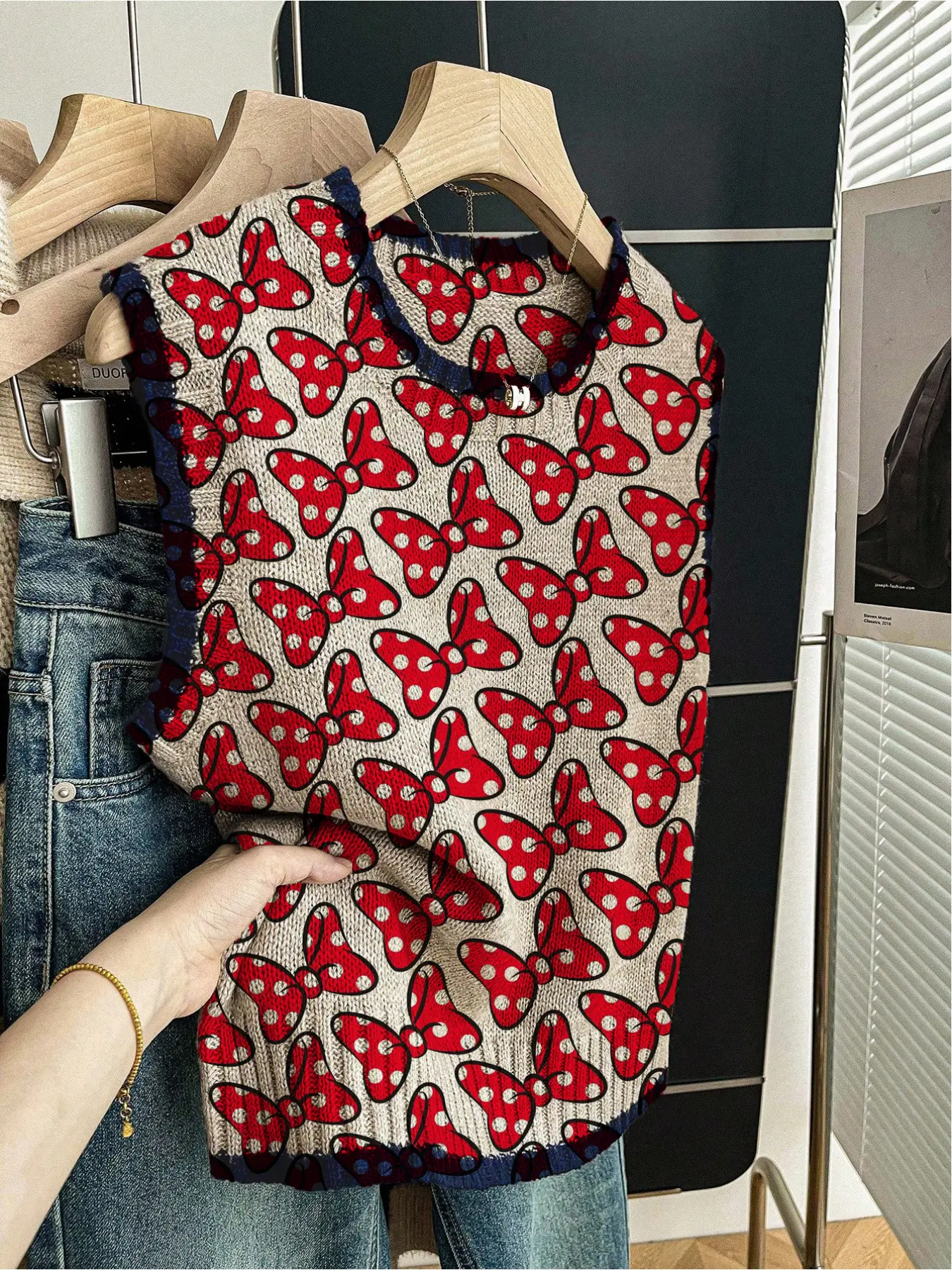One piece, Womenswear, Knitwear, Women's spring/summer loose-fit round-neck sleeveless knitted top, features contrast dark blue trim, leafy prints with red bow accents, ideal for outdoor wear - throw on a vest or rock it solo!