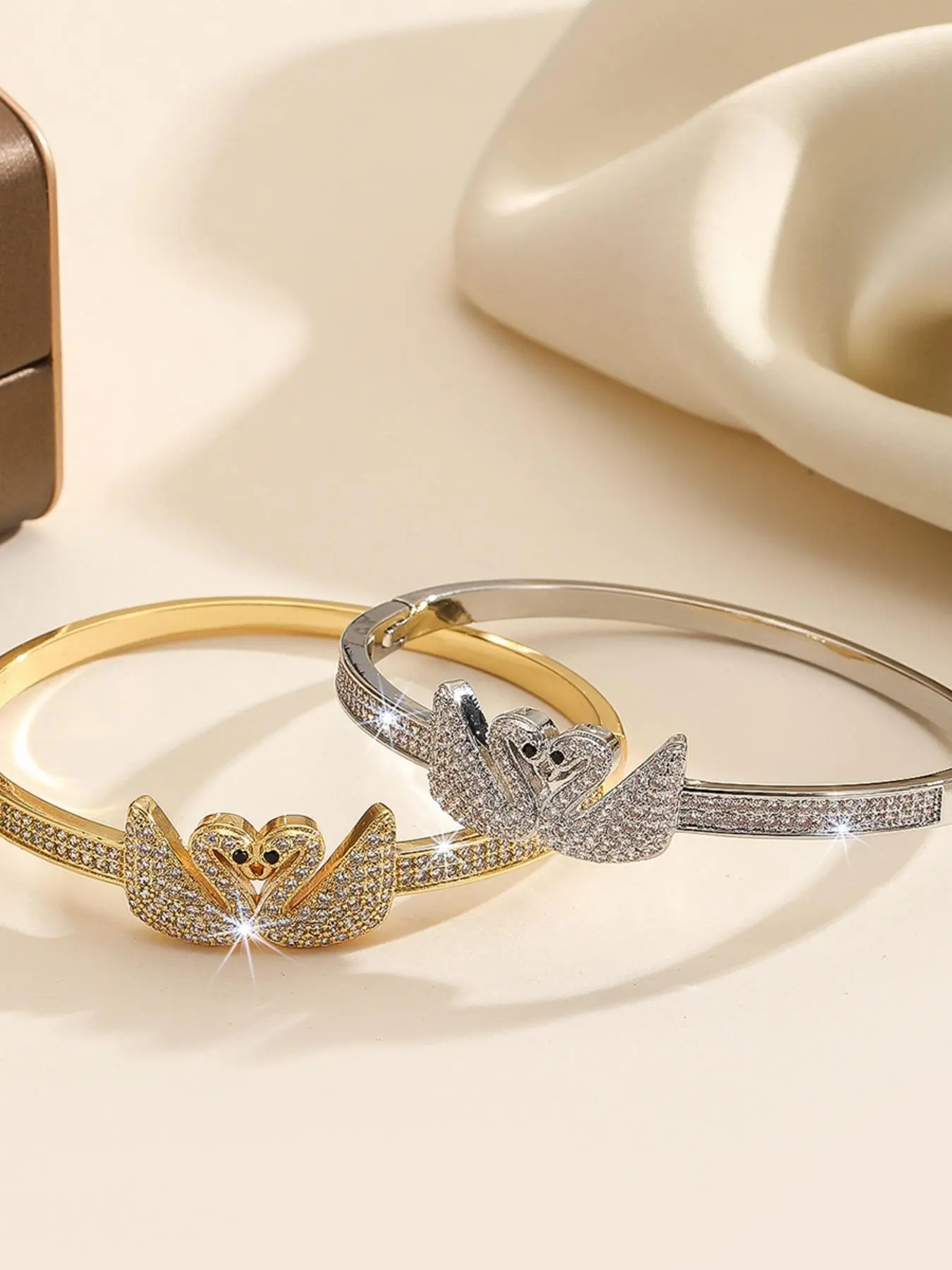 Swan Design Bangle Bracelet, Fashionable Jewelry for Women & Girls, Trendy All-match & Exquisite Jewelry for Birthday Gift