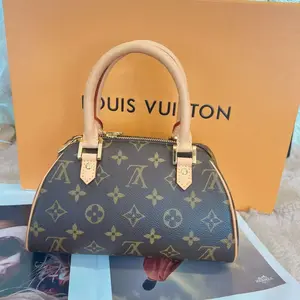 Pre-owned Louis Vuitton HANDBAG Iconic Monogram Pattern with Gold Hardware and Tan Leather Handles