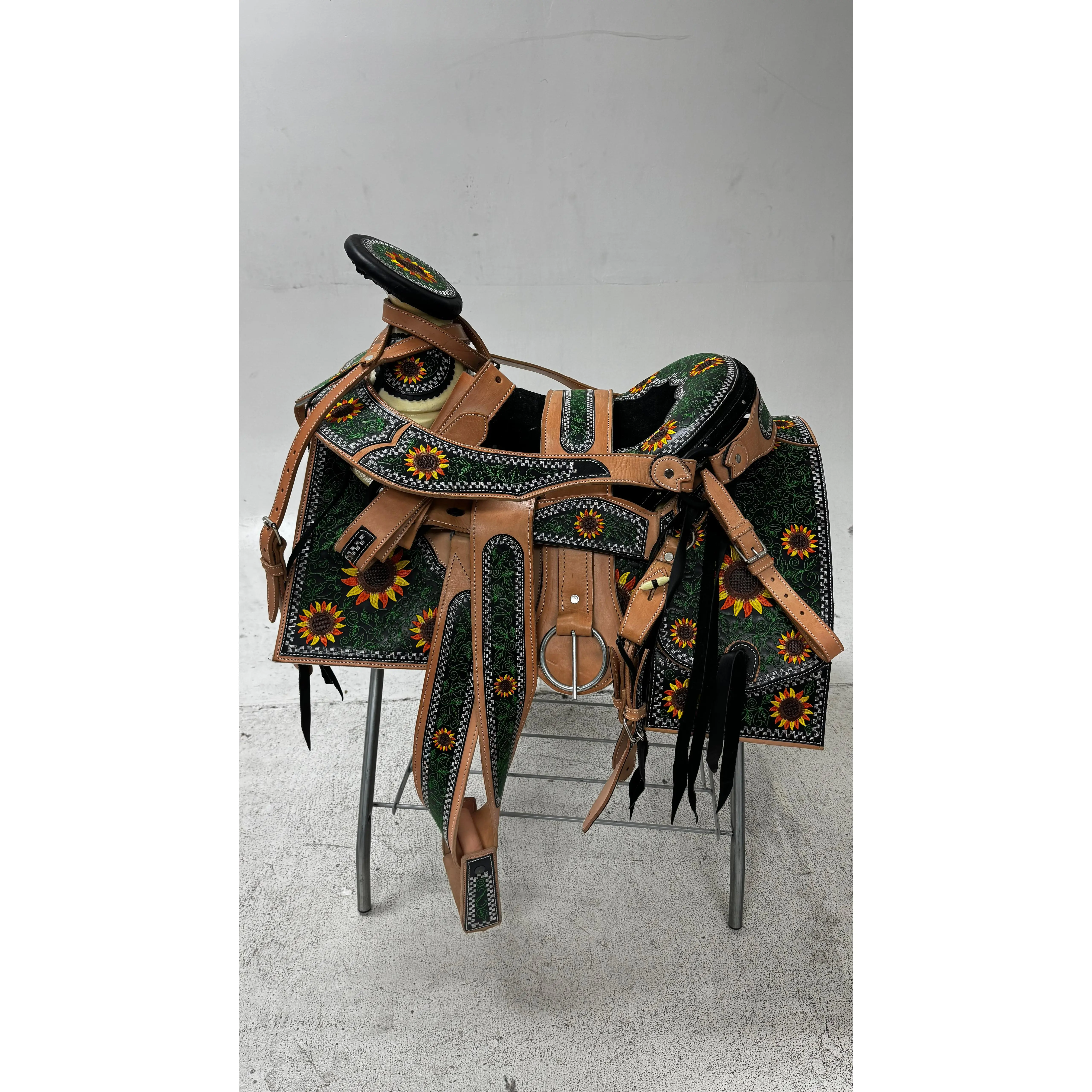 Charro Saddle – Tan & Green Bordada “Girasoles del Campo” (15.5”)