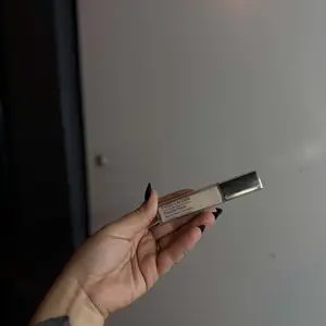 Double Wear Stay-in-Place 24-Hour Concealer