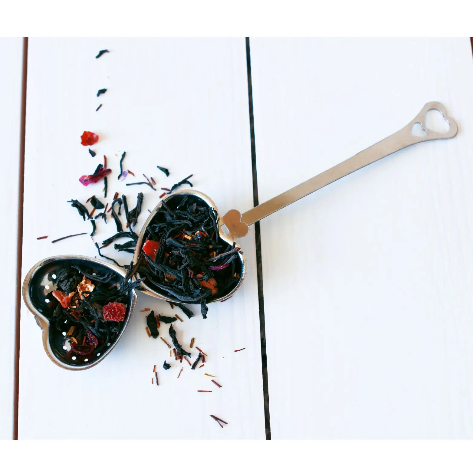 Tea Strainer Heart Shaped with handle, Metal Tea Infuser for Brewing Single Cups of Loose Leaf Tea