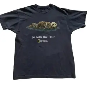 "Go With The Flow" Otter Graphic T-Shirt, Unisex Vintage Style Short Sleeve Streetwear Top, Casual Round Neck Cotton Tee for Animal Lovers