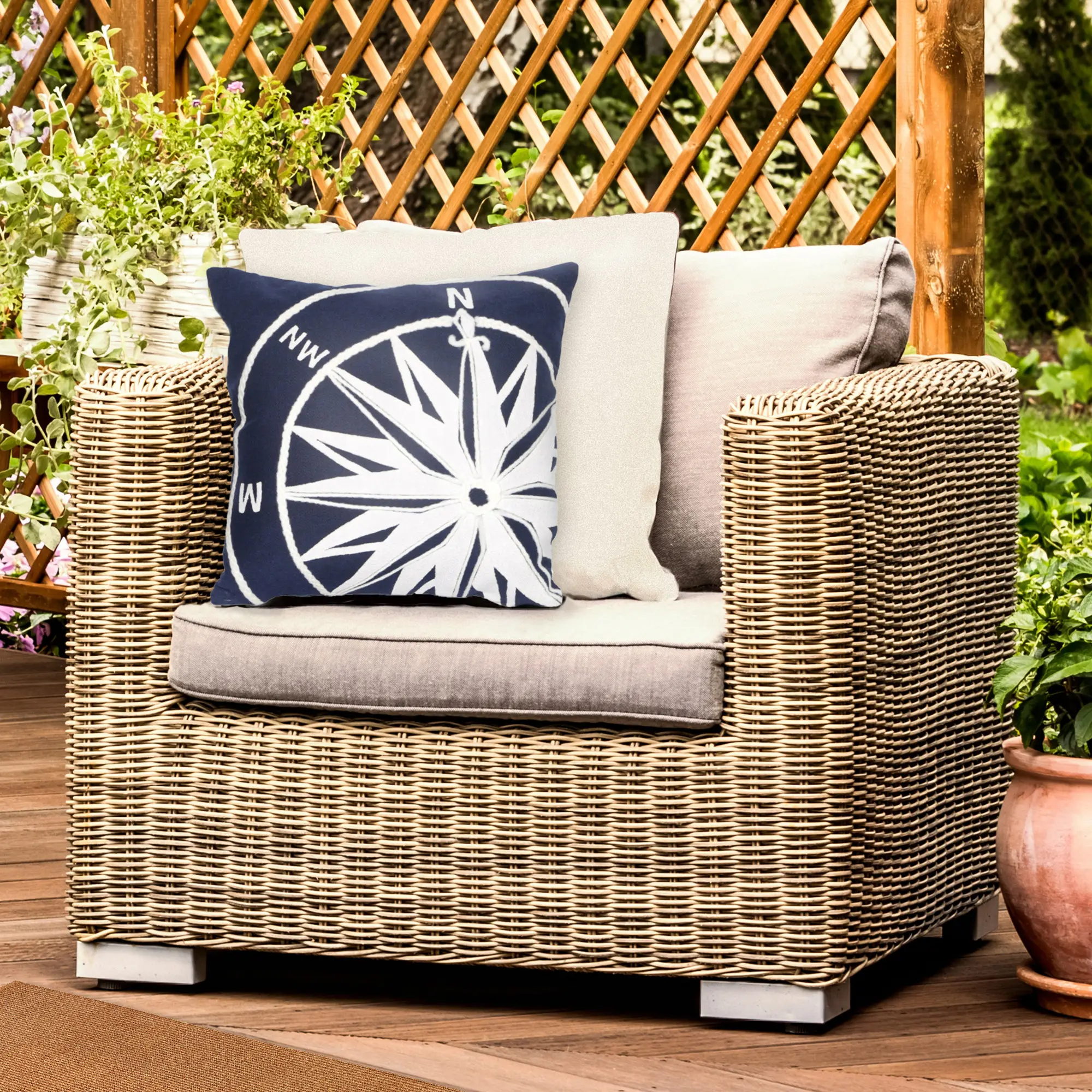 Lush Decor VISIONS II Handmade Indoor-Outdoor Pillow - Traditional Graphic Nautical Ocean Compass Accent, Cushions for Outdoor Chairs, Ornamental Cushions