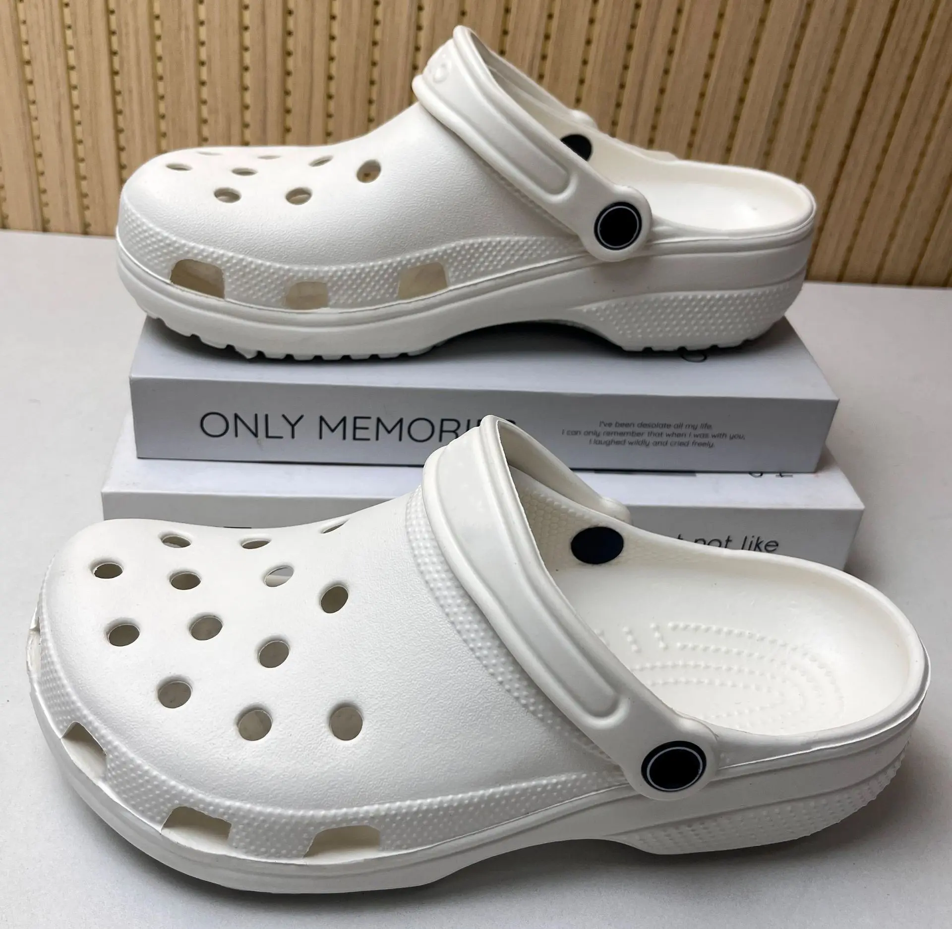 2026 New Croc Shoes Soft Bottom Beach Men's and Women's Non-Slip Breathable Casual Sandals Comfortable and Breathable