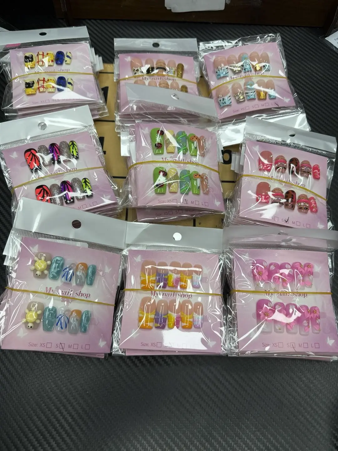 Una(16087)gc.40$ get 20 pairs of random coffin or aqua shape nails. We have different styles.