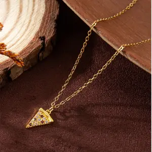 The red cubic zirconia pizza pendant necklace is fashionable and exquisite, not easy to oxidize, showing charm and personalization, suitable for women's daily wear, beach vacation party, music festival.