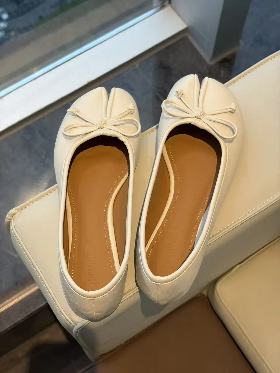 Cool and chic ballet flat women’s shoes with bow decoration, featuring a carefully selected soft upper paired with a high-elasticity, shock-absorbing comfort insole; non-slip, wear-resistant outsole that creates a soft, elegant feminine look.The shoe desi