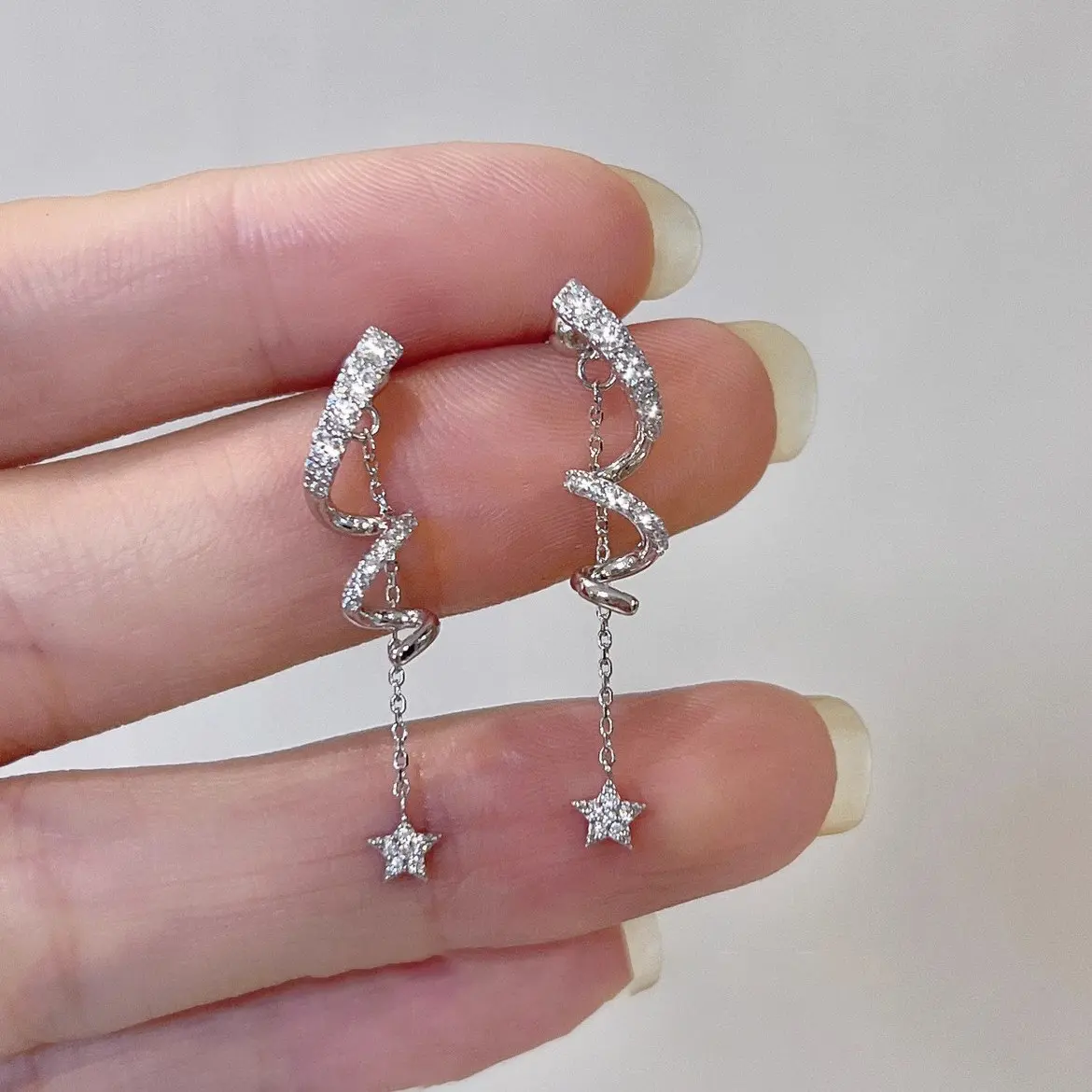 Women's 1-Pair Paved CZ Long Drop Earrings - Twisted Curve (3.14cm Curve Length), 0.53cm Star Tassel Dangle, Fish Hook, Elegant Versatile Fashion Costume Jewelry for Daily, Party, All Season, 0.53Cm Star Pendant