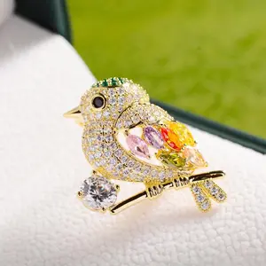Rhinestone Magpie Bird Brooch Pin for Women Girls Fashion Color Crystal Animal Pet Good Luck Brooches Lapel Pins Cute Dress Accessories Dainty Christmas Festival Holiday Spring Party Jewelry Gift Souvenir