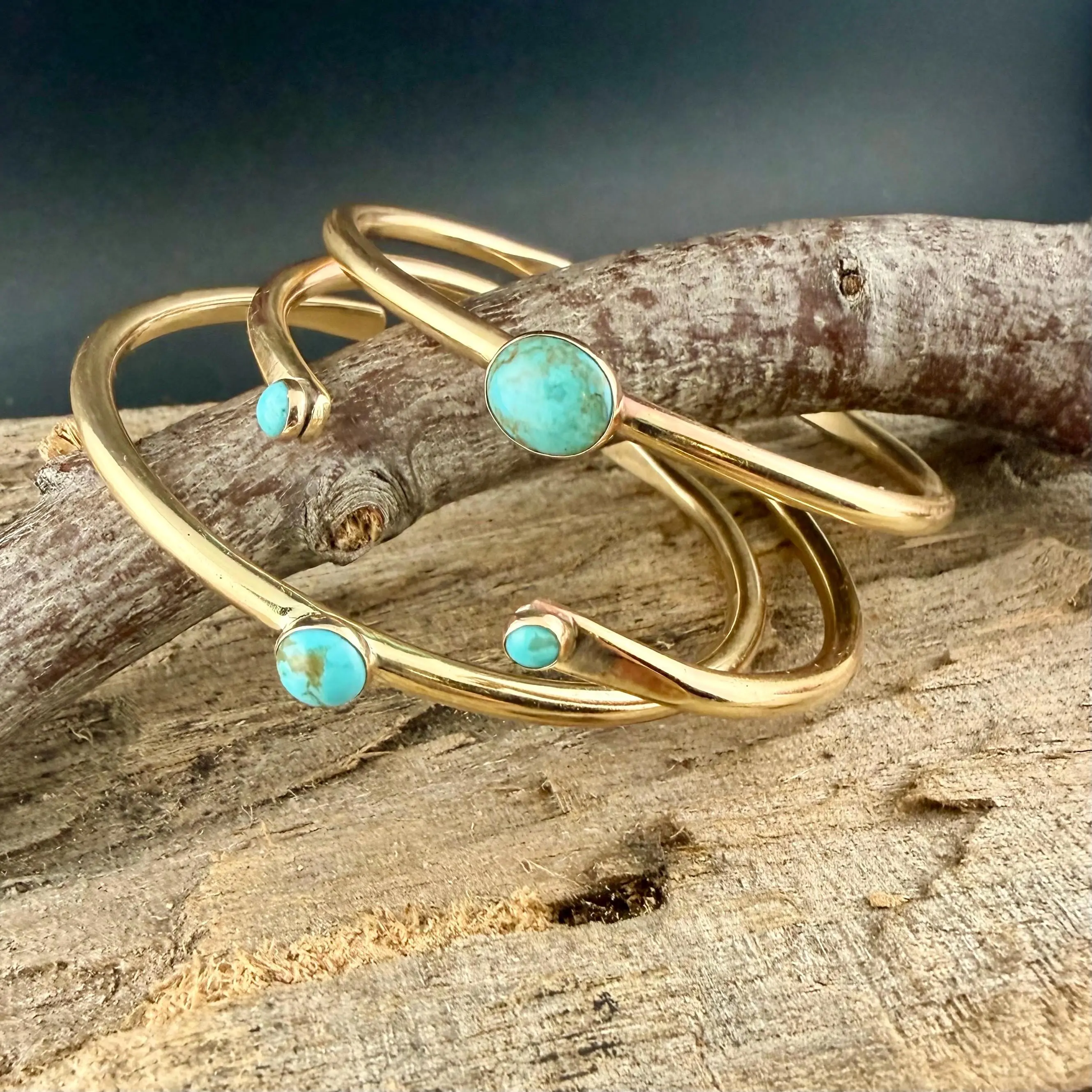 Unisex 3-Piece Rustic Brass Reverse-Cuff Set - Handcrafted Minimalist Desert Style, Patina Finish, Matrix Details, Genuine Kingman Turquoise Jade Bracelets, Stackable, Suitable for Daily Casual Wear