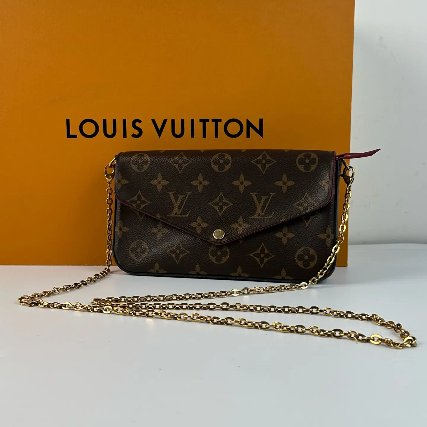 Pre-owned Louis Vuitton Felicie Pochette Small Crossbody Bag Logo Accent, Chain Strap, Flap Closure, Crossbody Bags, Very Good