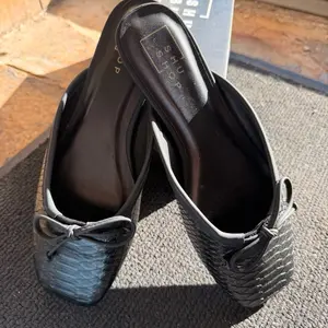 Black Snake Mule Ballet Flats with Bow Detail and Comfortable Fit for Everyday Wear