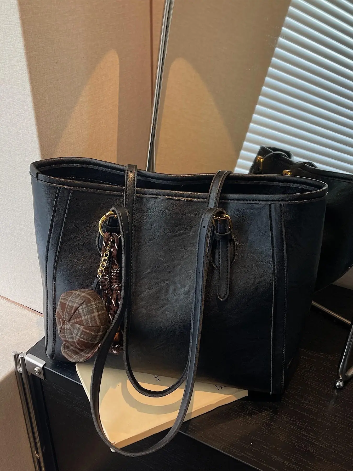 Pure Color Large Capacity Tote Bag, Zip Closure, Plaid Pendant, Women's Fashion Casual Shoulder Bag, Stylish and Practical, Handbag Shoulder Purse, Stylish Versatile Bag, Zipper Shoulder Purse, Casual Everyday Bag, Tote Shoulder Bags