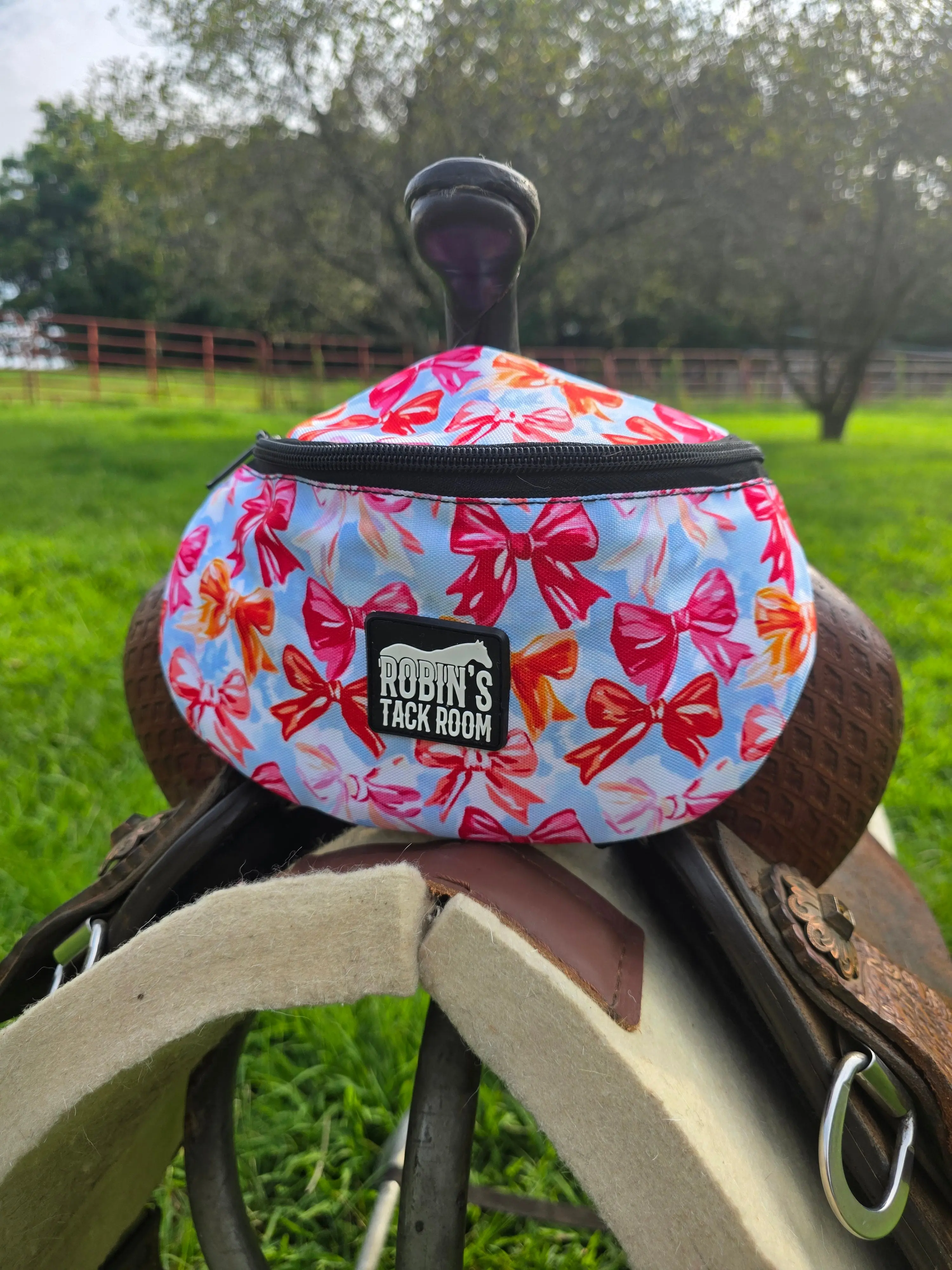 Bows saddle pouch
