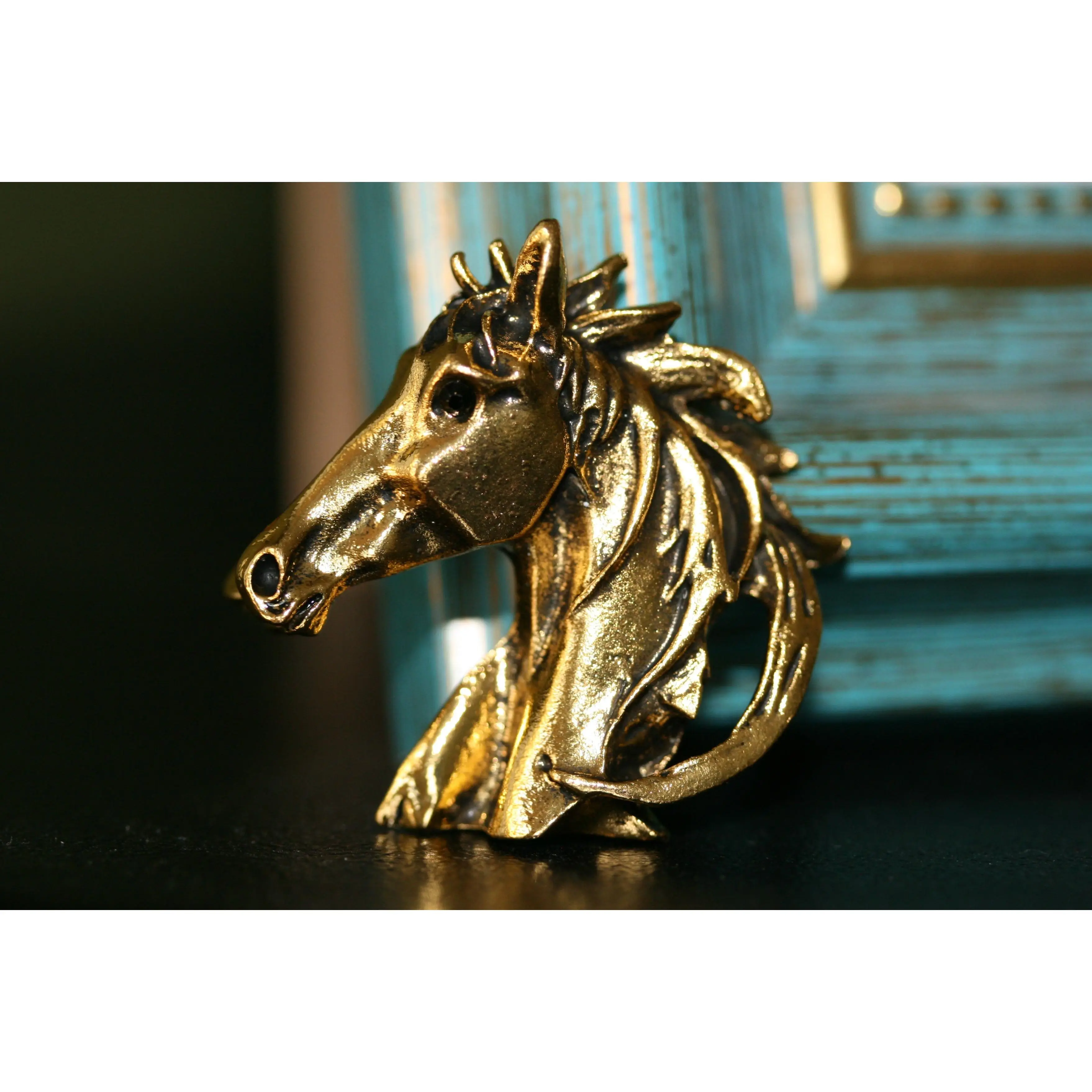 Equestrian Horse Head Brooch Pin in Shiny Brass Metal, Unisex Fashion Animal Accessory for Men & Women, Gift for Birthdays, Ladies, Girl, Bright, Animals, Flowing Mane, 4.0Cm*4.0Cm, 4X4cm, Ideal Gift For Friends, Christmas, Unisex Wear