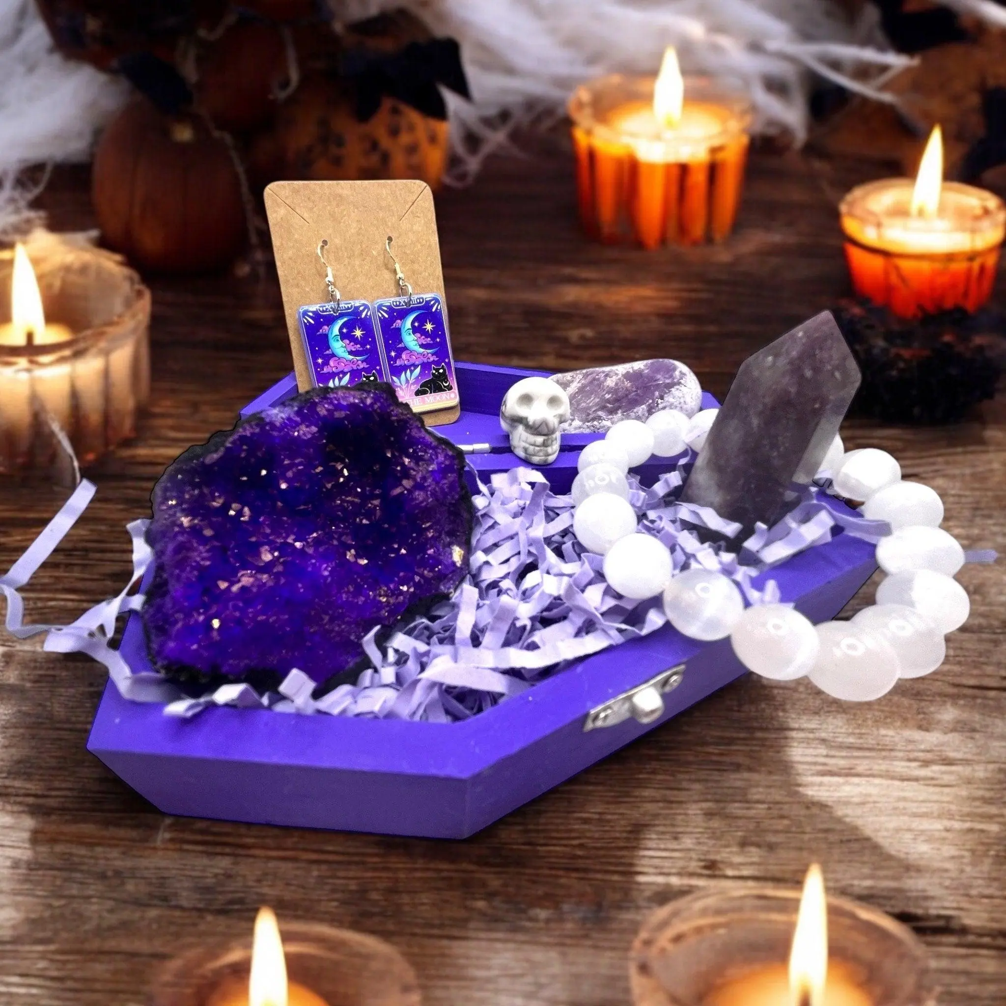 Crystal Shop Halloween Gift Set in a Spooky Coffin Box with Howlite Skull, Geode, Bracelet & Potion Earrings for Halloween Enthusiasts, Unisex, Natural Crystal Decorations, Coffin Shape, Large, Amethyst, Acrylic, Includes Set, Choking Hazard Small Parts,,