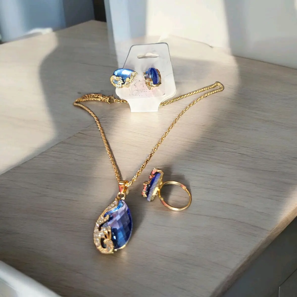 Collar, sortija y aretes