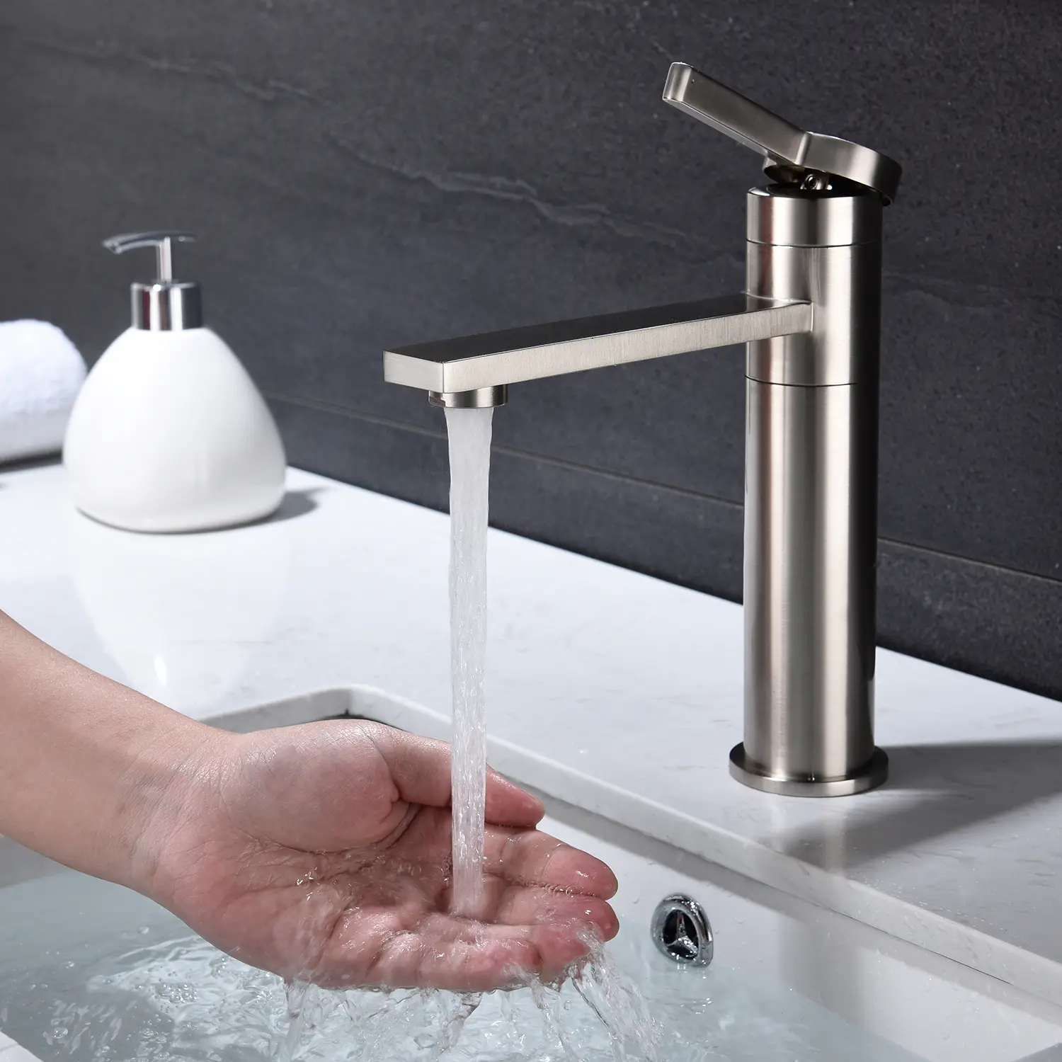 Single Handle Bathroom Sink Faucet Vanity Lavatory Basin Tap Modern Single Hole Deck Mount Mixer Tap with Pop-Up Drain Assembly for Bathroom Vanity Sink Washbasin, Chrome Finish, Bathroom Furniture for Vanity Area, Storage, Remodel