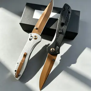 H710 Taschenmesser mit strukturiertem, gestreiftem Griff zeichnet sich durch seine robuste und langlebige Konstruktion aus und eignet sich perfekt für Outdoor-Aktivitäten und den täglichen Gebrauch.