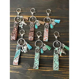 Vintage Western Cowboy Leather Keychain for Bags, Paired with A Turquoise Cowhide Pendant, Is A Stylish Accessory Suitable for Everyday Wear and Makes A Perfect Gift for Friends.