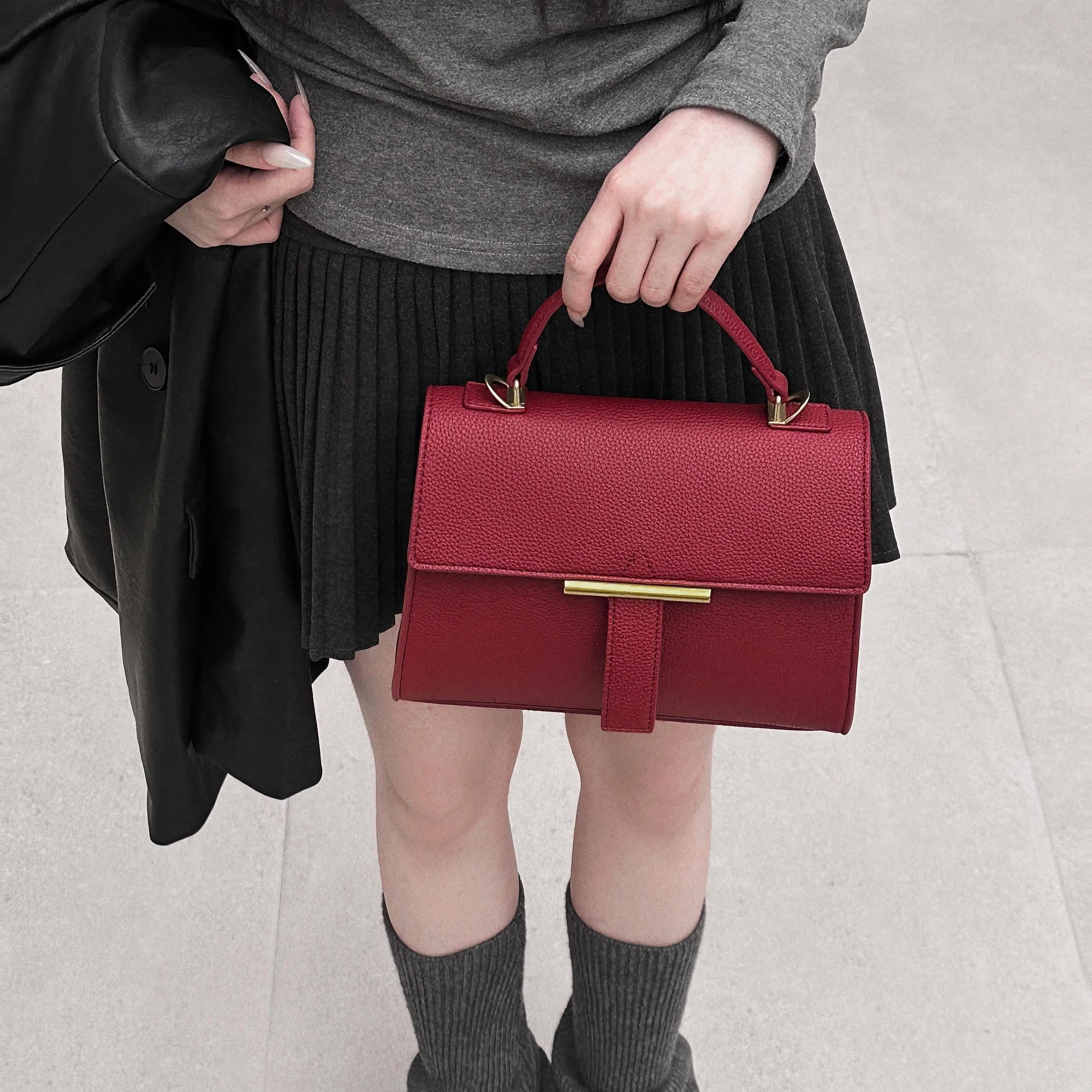 Niche Design Retro Exquisite Flap Handbag with Elegant Textured Finish, Large-Capacity Classic Personalized Crossbody Bag, Fashion Casual Shoulder Bag, Ideal for Daily Commuting, Work and Gatherings